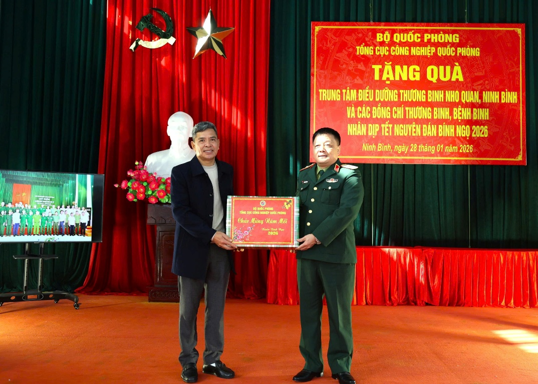 Tổng cục Công nghiệp Quốc phòng thăm, tặng quà tại Trung tâm Điều dưỡng thương binh Nho Quan